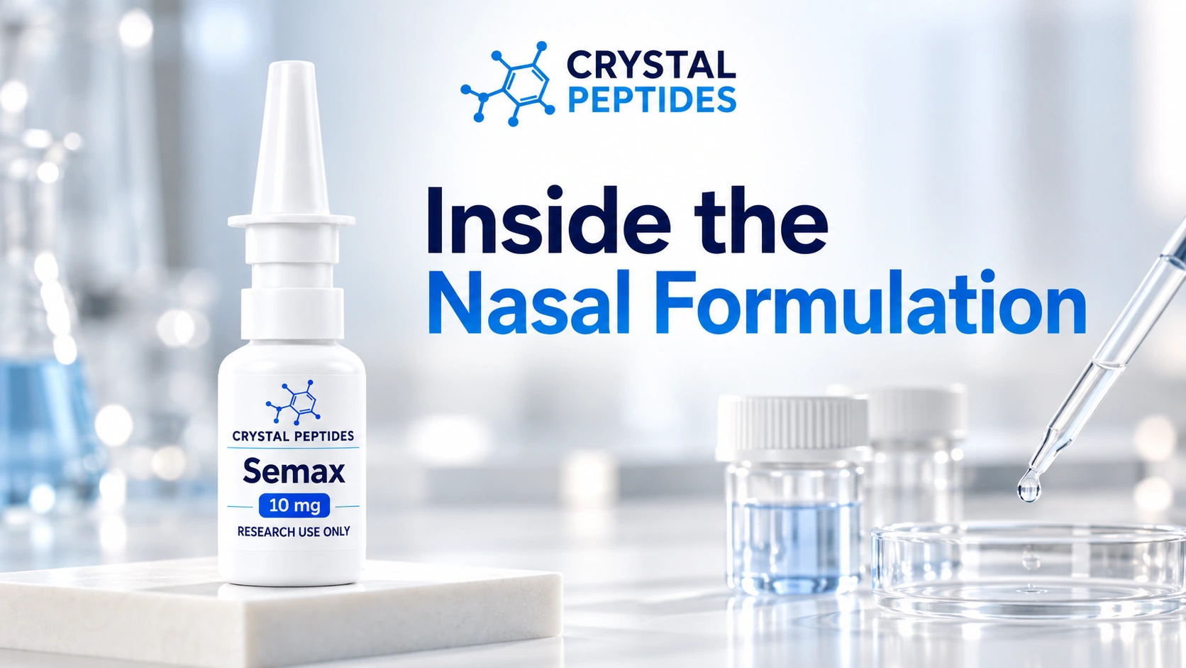 Frasco de pulverizador nasal com marca numa composição editorial encenada.